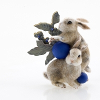 http://www.k-artjewelry.com/files/gimgs/th-125_서예슬_Blueberry Rabbits.jpg